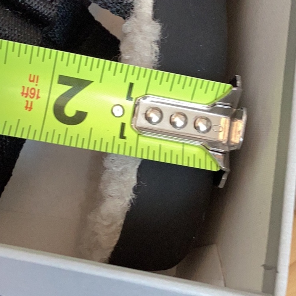 Everlane The Renew Teddy Sport Sandals. Black with cream Sherpa lining. Size 6 - Picture 15 of 15